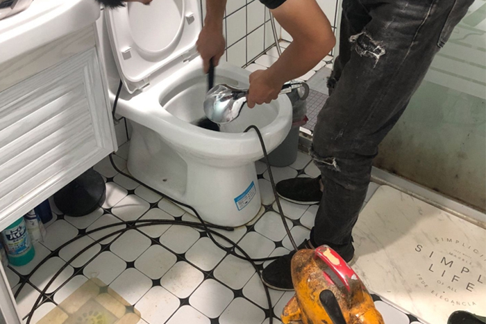 龙山马桶堵塞自己疏通还是找师傅?专业上门服务让你省时更省心