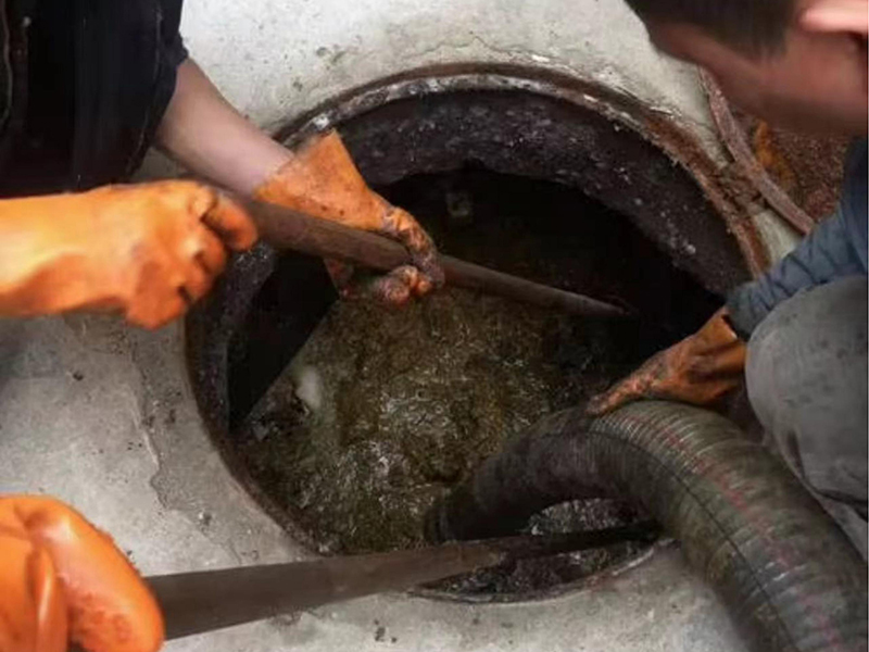 龙山清理化粪池时如何避免沼气的危害?